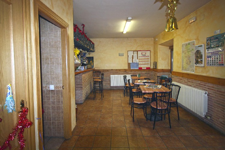Cuenta con un Bar. El alojamiento se encuentra ubicado junto a un bar, donde poder acceder a bocadillos y refrescos antes de salir a visitar el entorno.